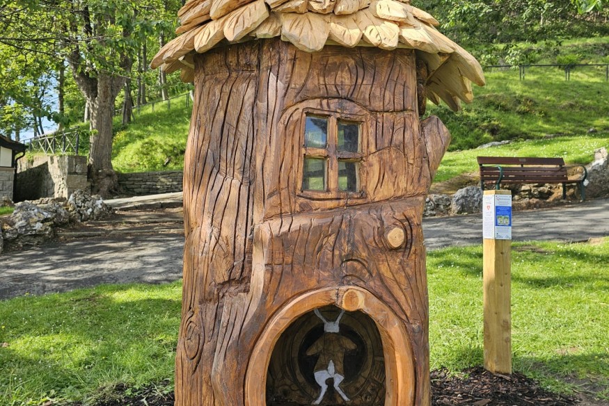 Final statue for Llandudno’s Alice Trail is installed