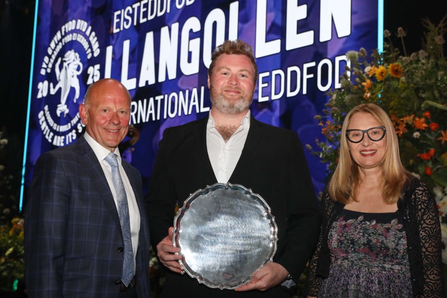 Pavarotti’s widow crowns Welsh singer at Eisteddfod