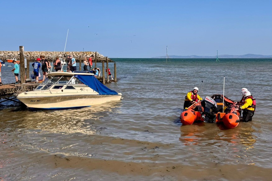 Lifeboat assists cruiser aground at Rhos-on-Sea
